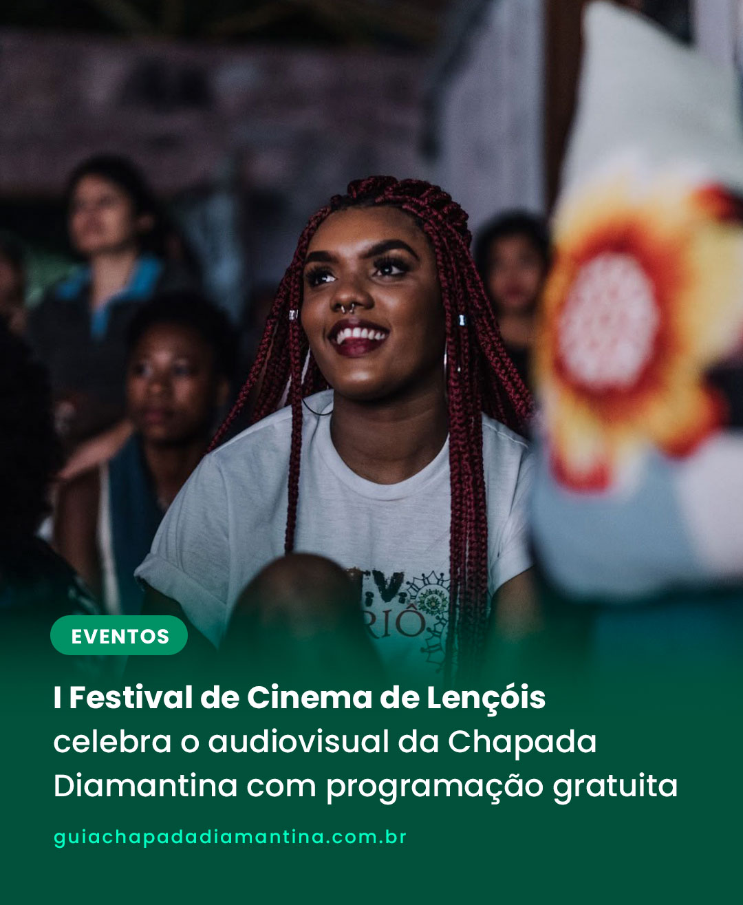 Pessoa assistindo a uma sessão e anúncio de programação gratuita do Festival de Cinema de Lençóis